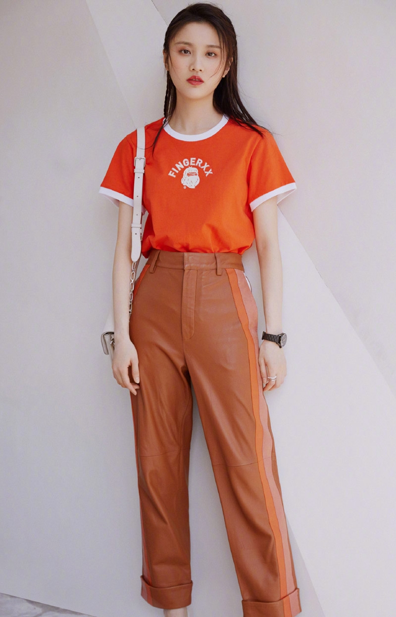 张慧雯橘色T恤搭配直筒皮裤写真
