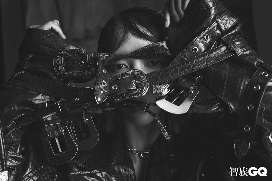 谭维维挣脱束缚极具张力黑白写真