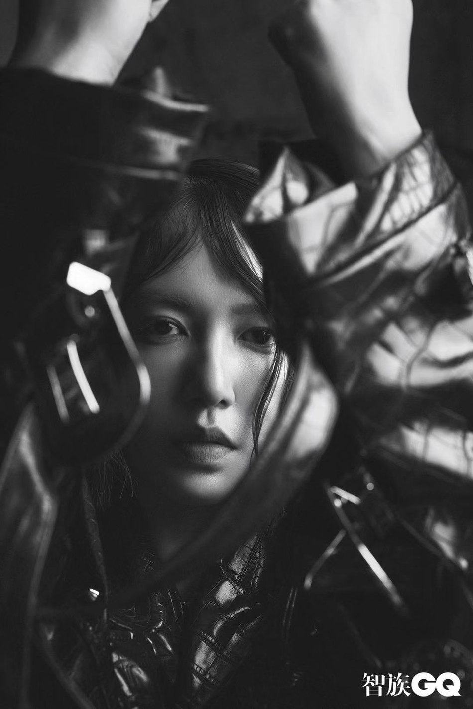 谭维维挣脱束缚极具张力黑白写真