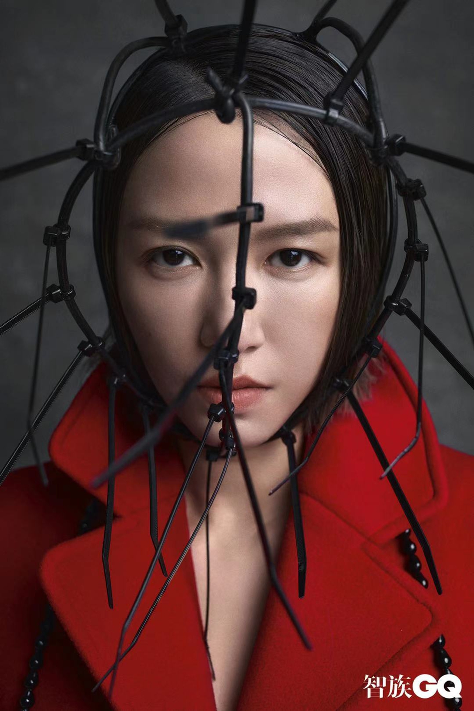 谭维维挣脱束缚极具张力黑白写真