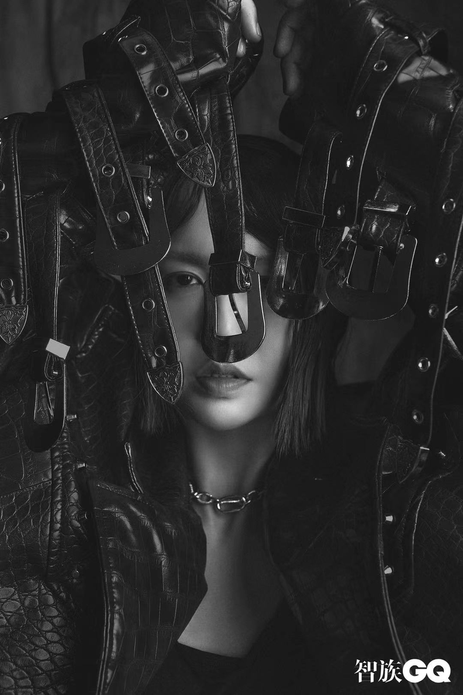 谭维维挣脱束缚极具张力黑白写真