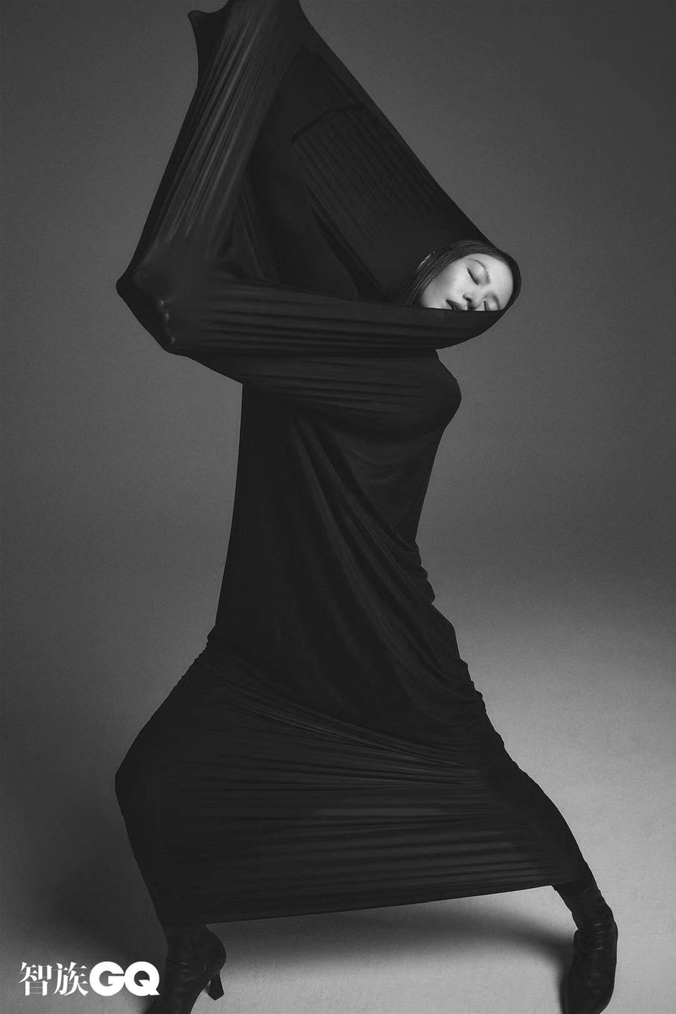 谭维维挣脱束缚极具张力黑白写真