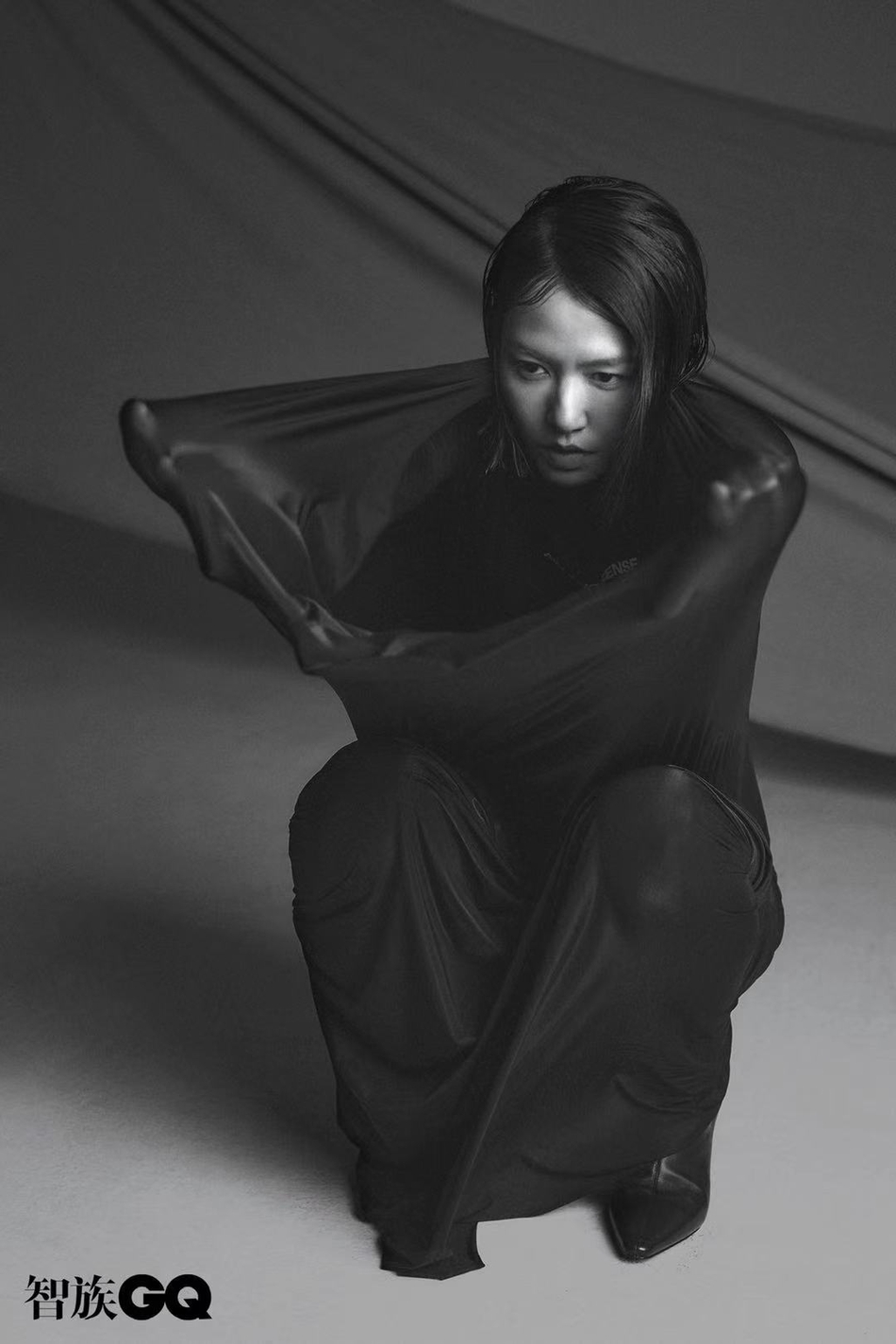 谭维维挣脱束缚极具张力黑白写真