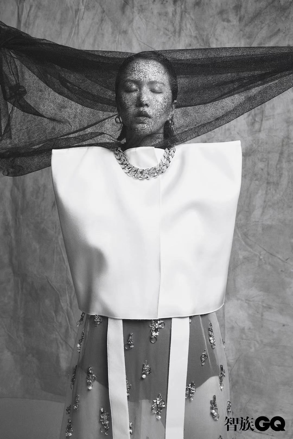 谭维维挣脱束缚极具张力黑白写真