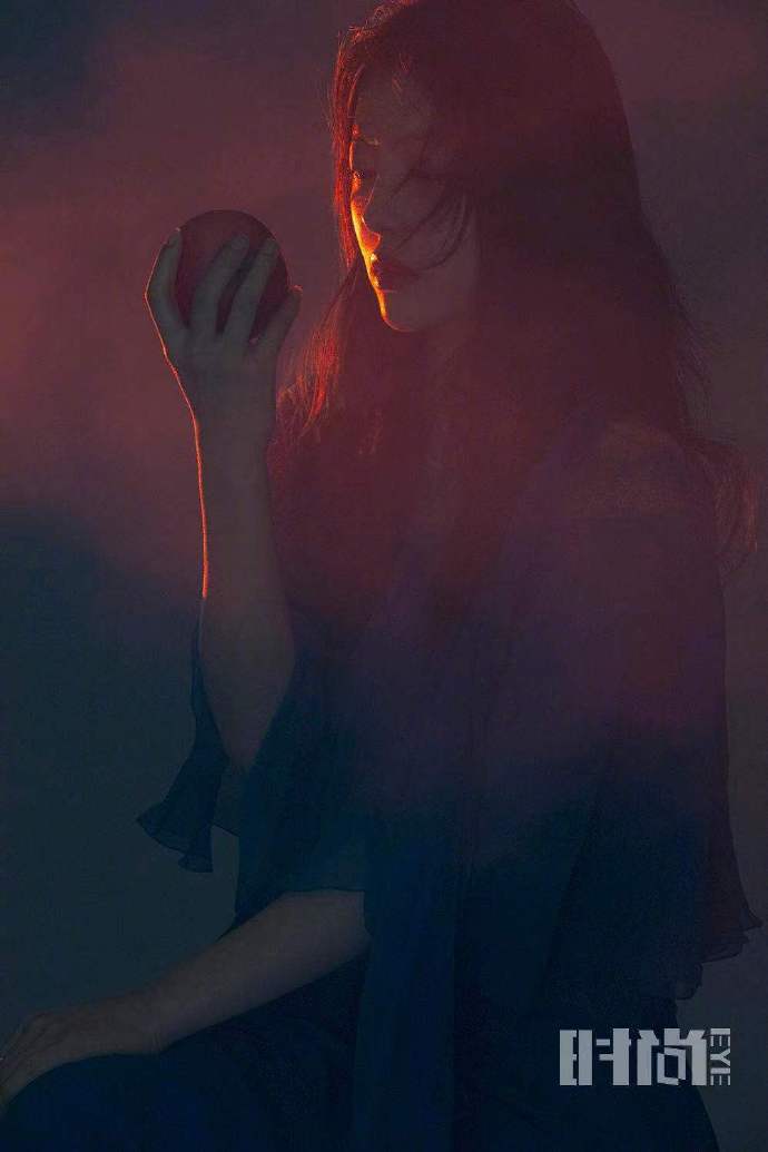 蔡文静红与黑交错故事感十足写真