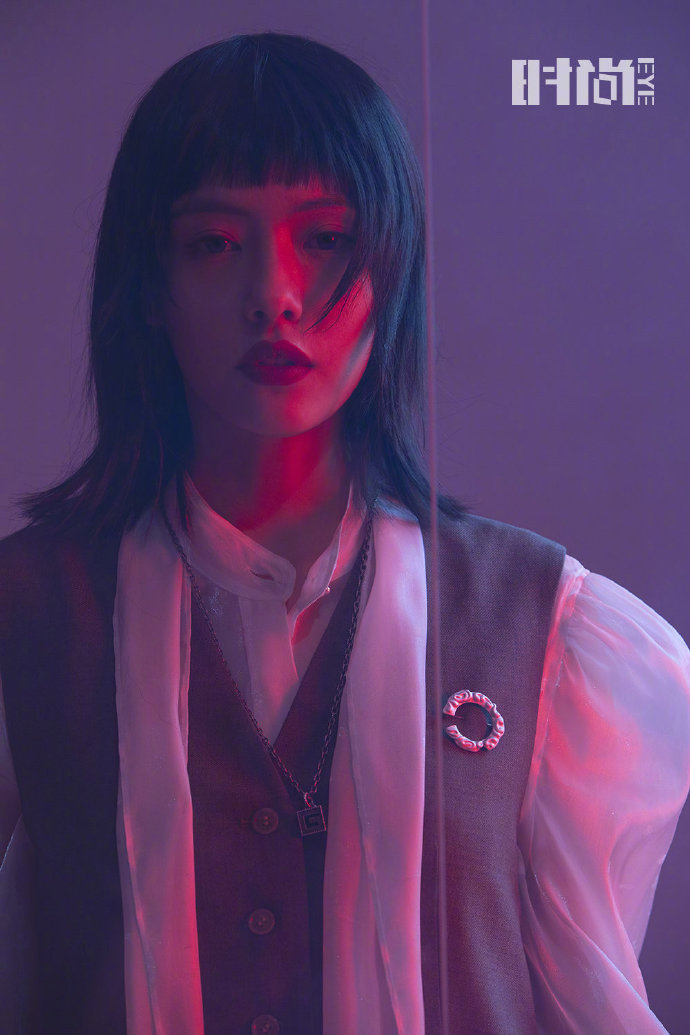 蔡文静红与黑交错故事感十足写真