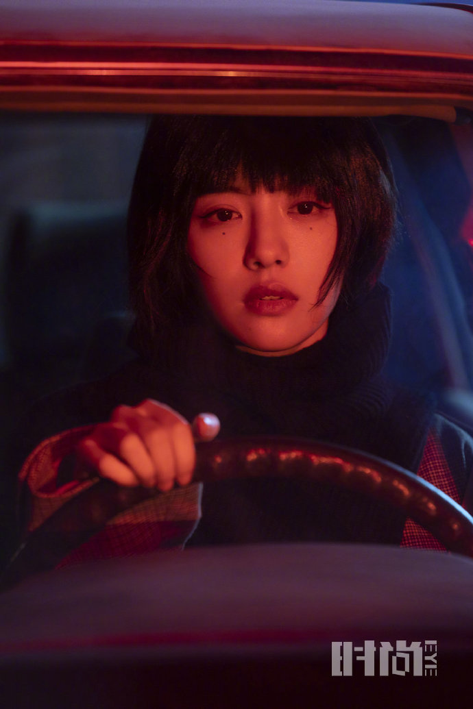 蔡文静红与黑交错故事感十足写真