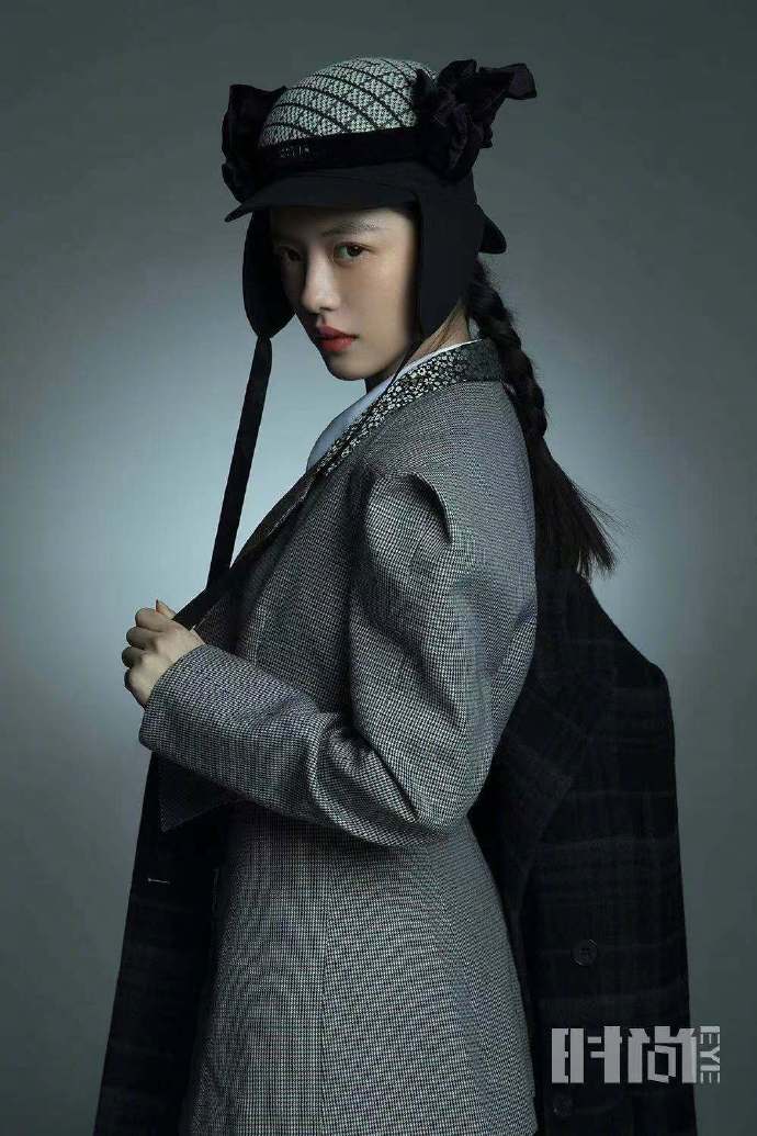 蔡文静红与黑交错故事感十足写真