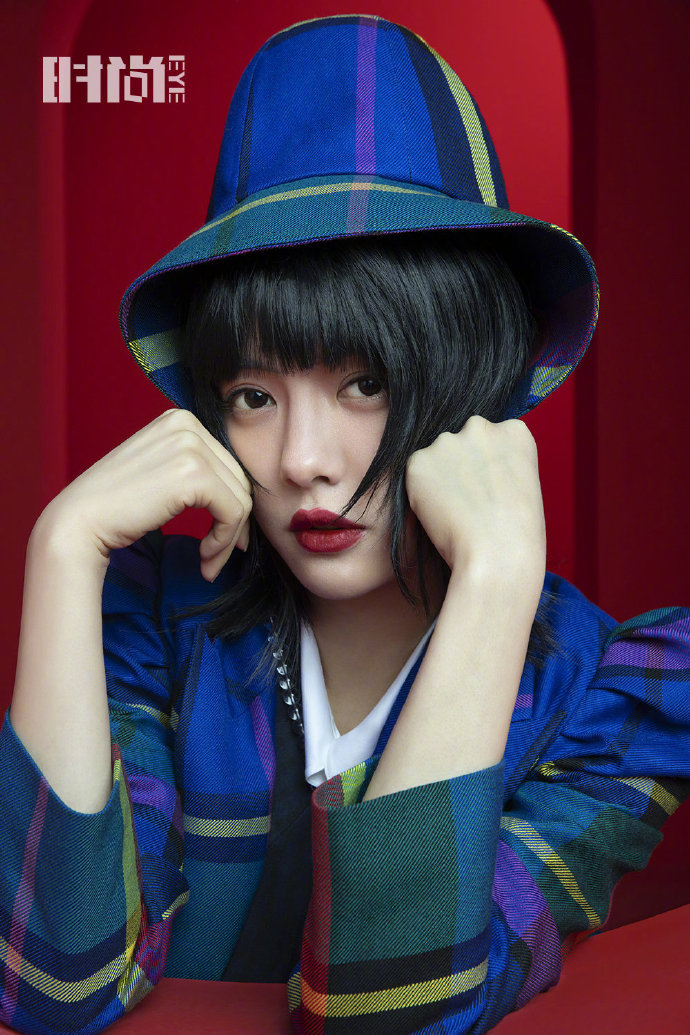 蔡文静红与黑交错故事感十足写真