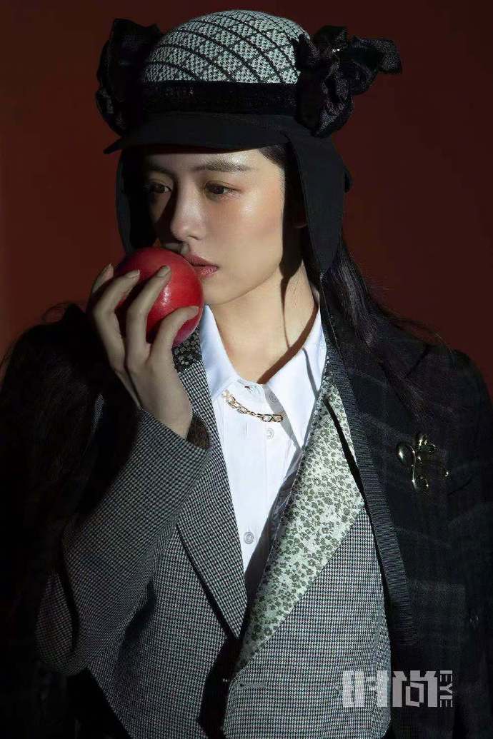 蔡文静红与黑交错故事感十足写真