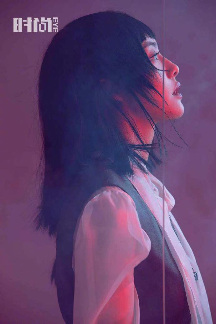 蔡文静红与黑交错故事感十足写真