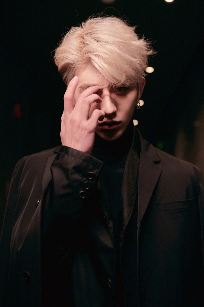 蔡徐坤银发造型酷炫拉风时尚写真