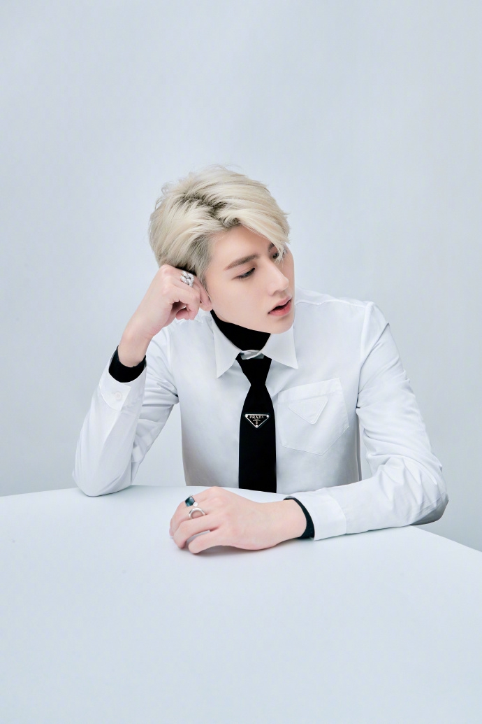 蔡徐坤银发造型酷炫拉风时尚写真