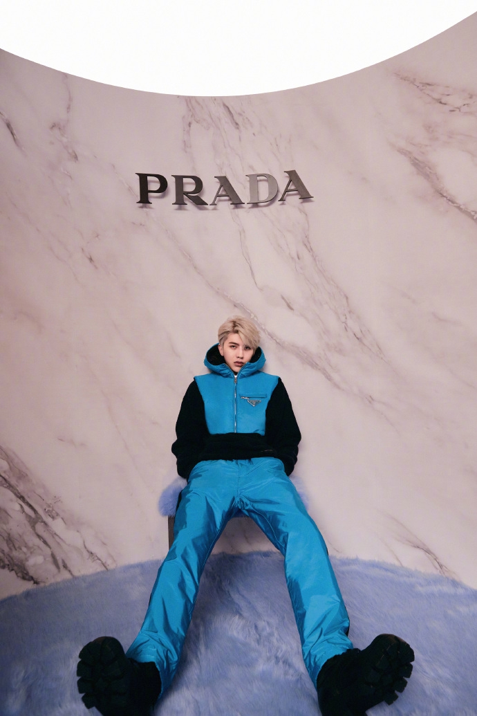 蔡徐坤银发造型酷炫拉风时尚写真