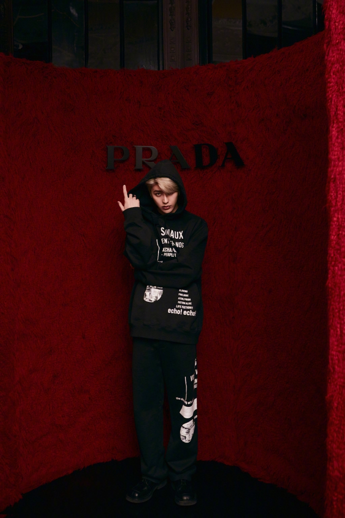 蔡徐坤银发造型酷炫拉风时尚写真