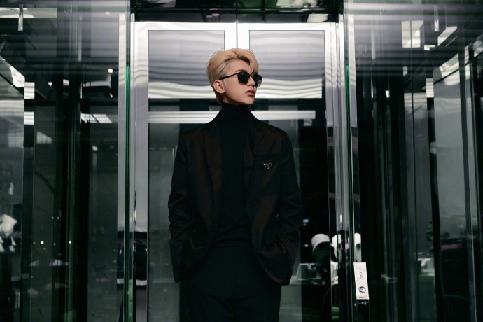 蔡徐坤银发造型酷炫拉风时尚写真