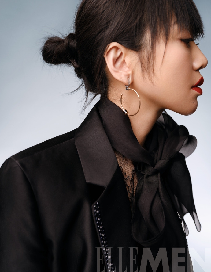 闫妮暗黑氛围彰显女性魅力写真