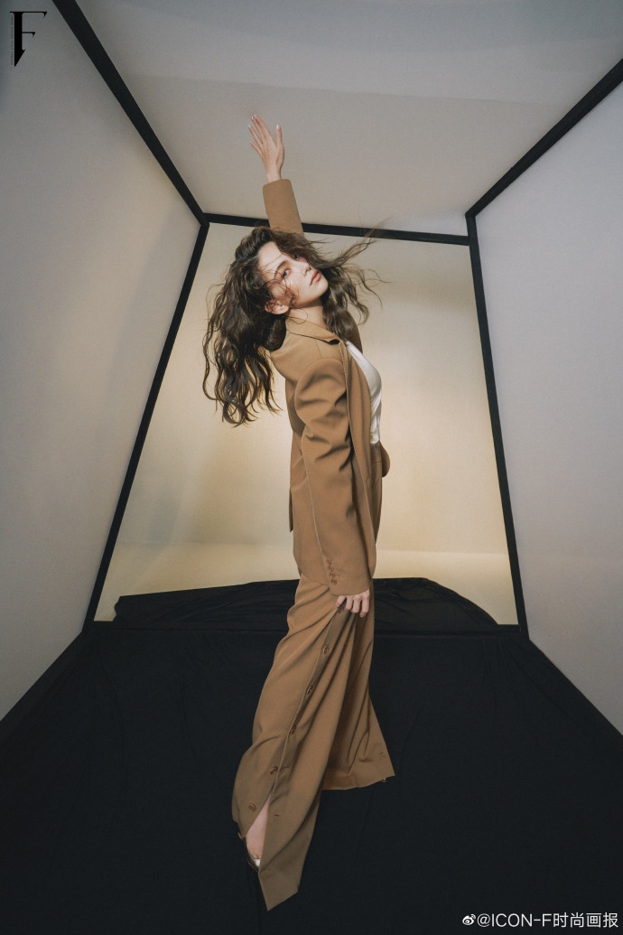 昆凌百变造型尽显温柔气质写真