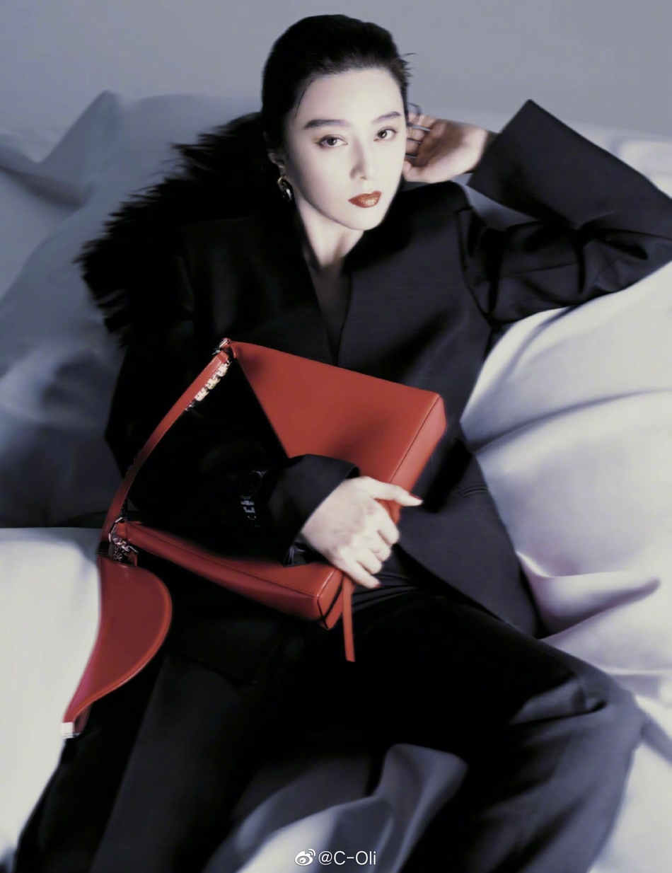 范冰冰深V垫肩造型飒爽霸气写真