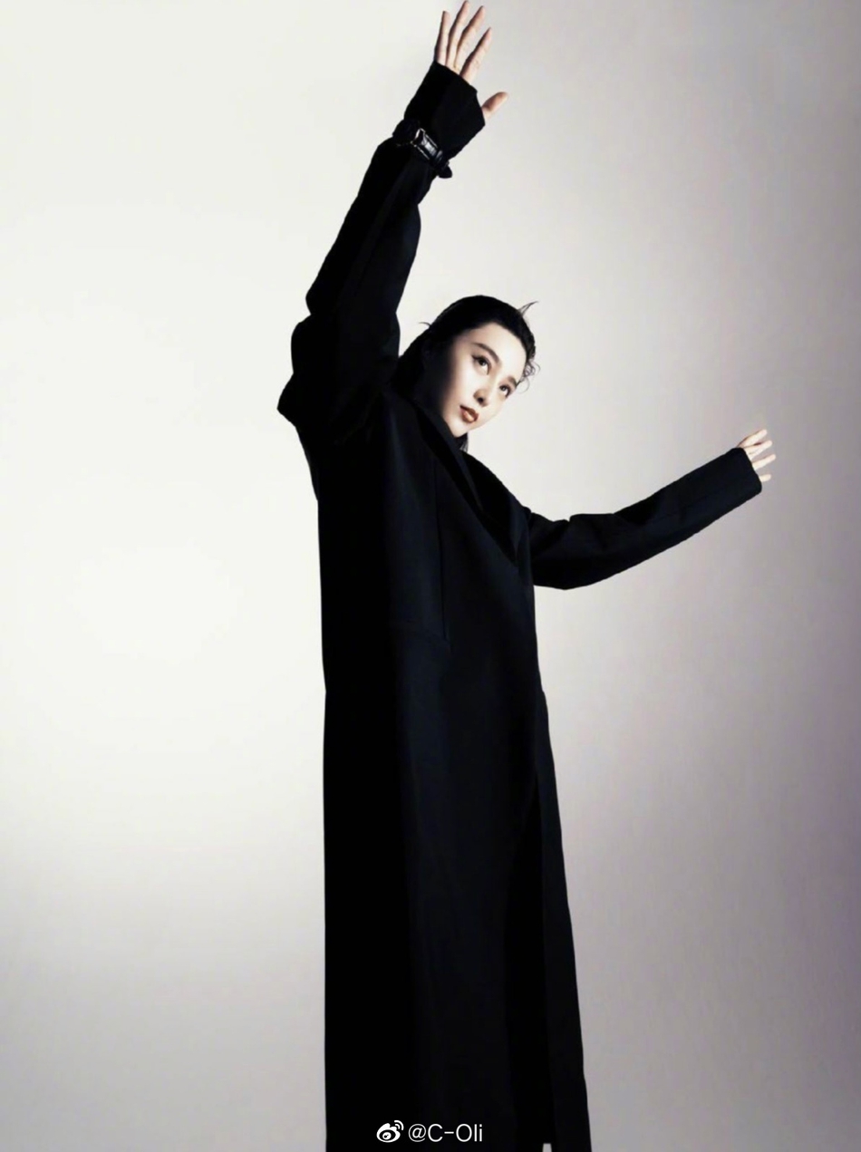 范冰冰深V垫肩造型飒爽霸气写真