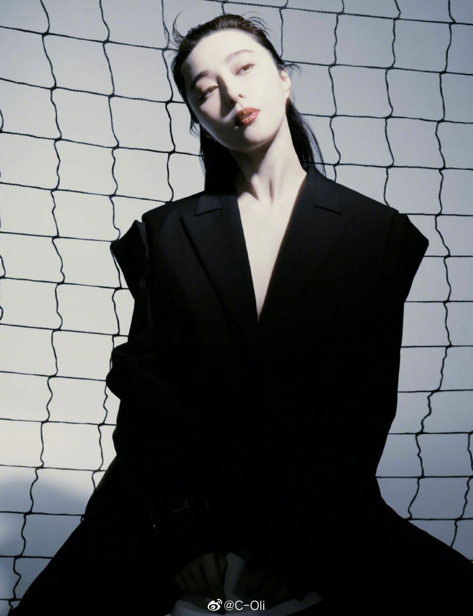 范冰冰深V垫肩造型飒爽霸气写真