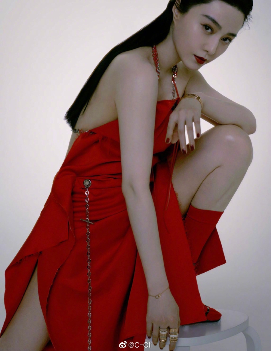 范冰冰深V垫肩造型飒爽霸气写真