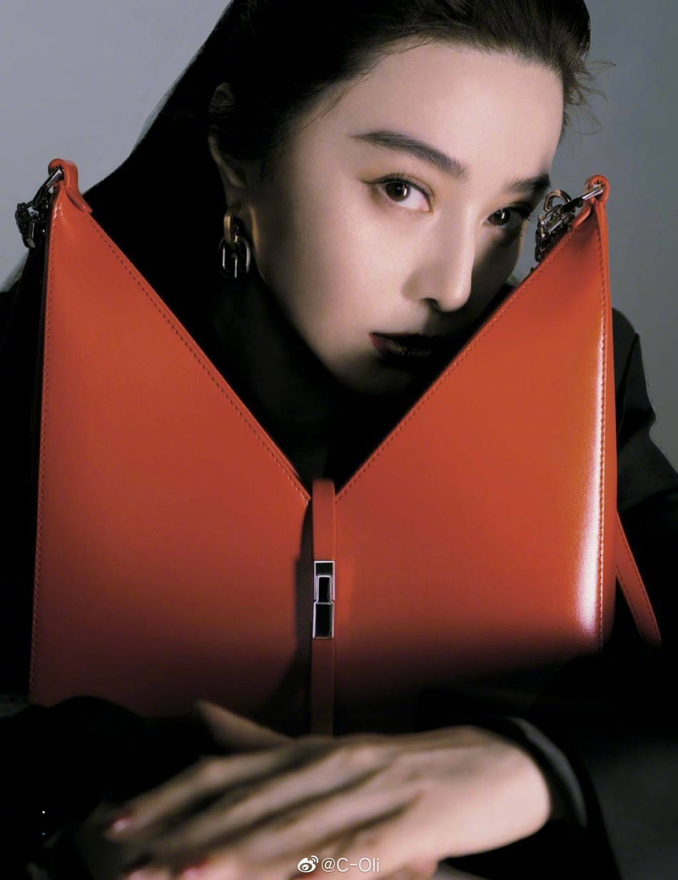 范冰冰深V垫肩造型飒爽霸气写真