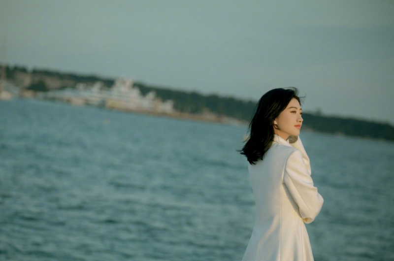 景甜漫步海边尽显温婉优雅写真