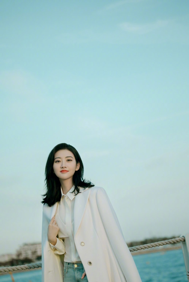 景甜漫步海边尽显温婉优雅写真