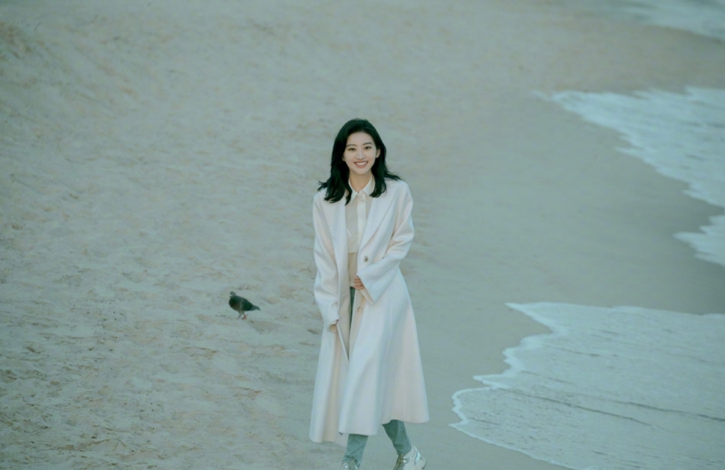 景甜漫步海边尽显温婉优雅写真