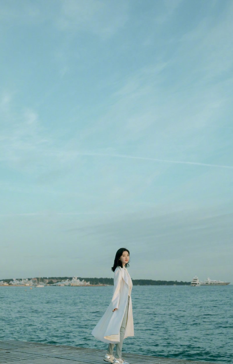 景甜漫步海边尽显温婉优雅写真