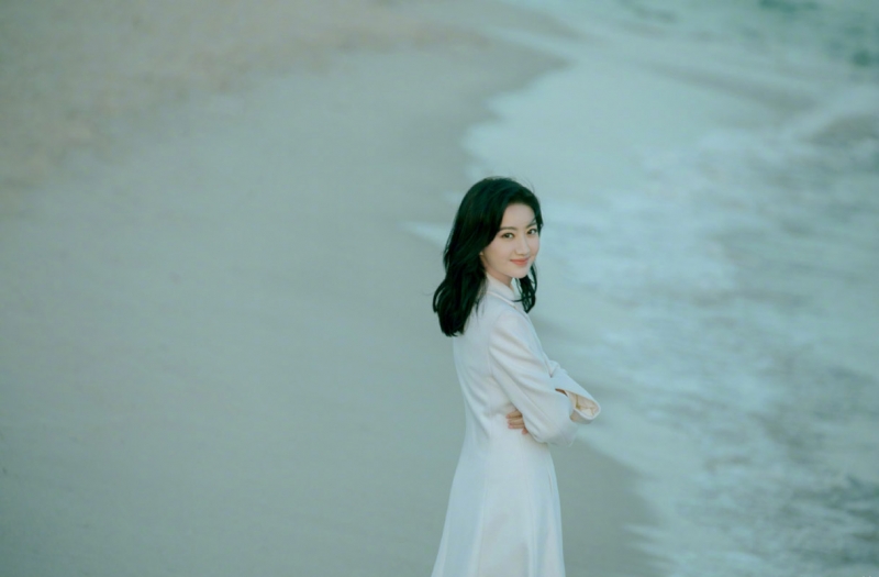 景甜漫步海边尽显温婉优雅写真