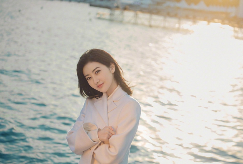 景甜漫步海边尽显温婉优雅写真