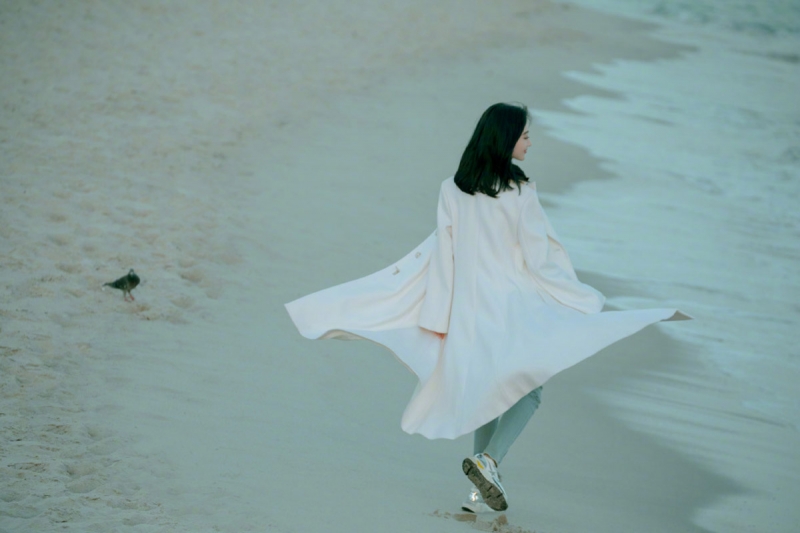 景甜漫步海边尽显温婉优雅写真