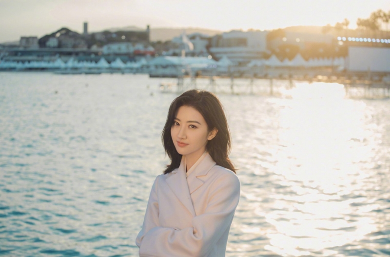 景甜漫步海边尽显温婉优雅写真