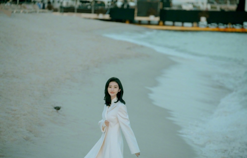 景甜漫步海边尽显温婉优雅写真