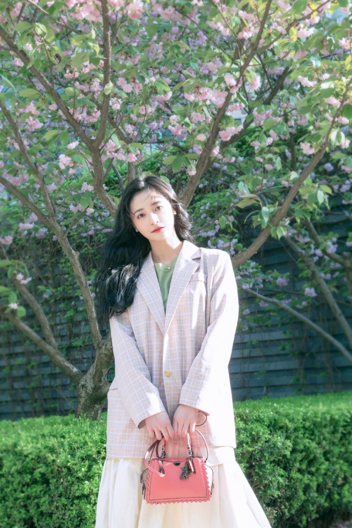 周洁琼漫步樱花树下清新文艺写真