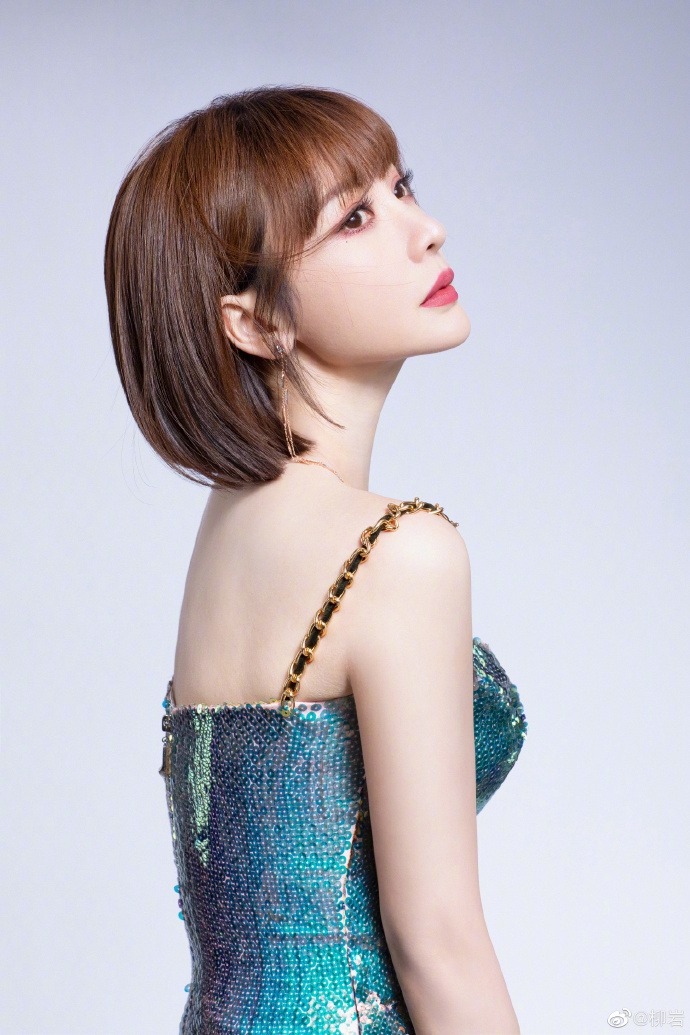 柳岩高开叉吊带裙大秀身材写真