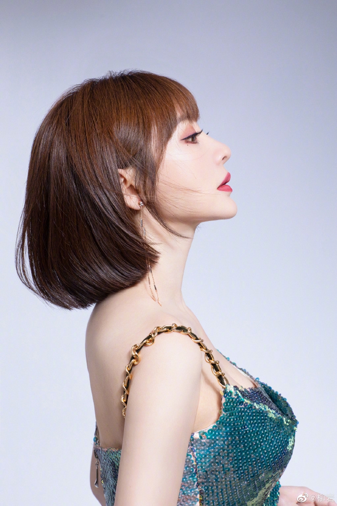 柳岩高开叉吊带裙大秀身材写真