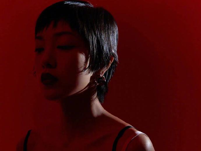 郭采洁上扬猫眼线优越肩颈线写真