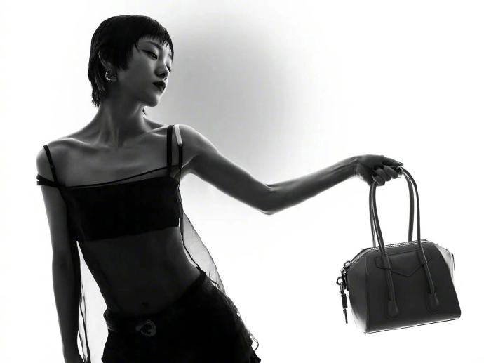 郭采洁上扬猫眼线优越肩颈线写真