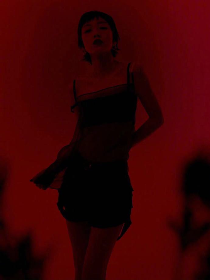 郭采洁上扬猫眼线优越肩颈线写真