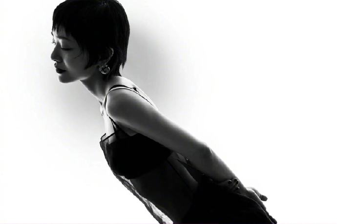 郭采洁上扬猫眼线优越肩颈线写真