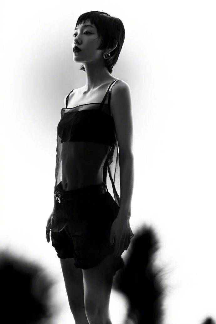 郭采洁上扬猫眼线优越肩颈线写真