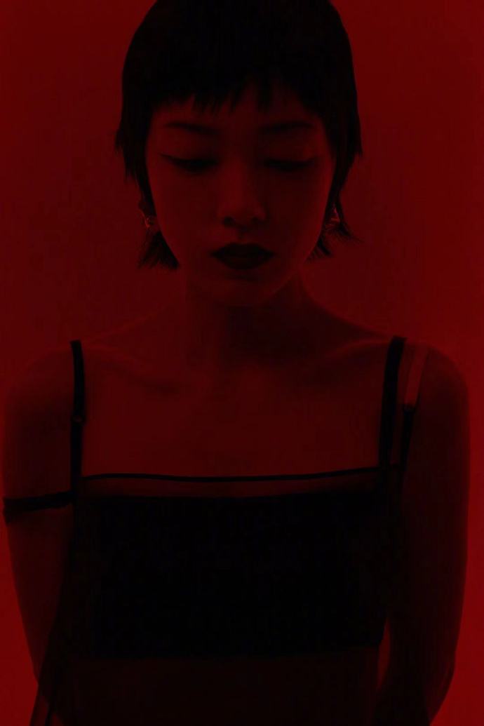 郭采洁上扬猫眼线优越肩颈线写真