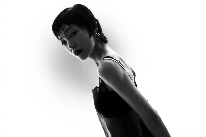 郭采洁上扬猫眼线优越肩颈线写真