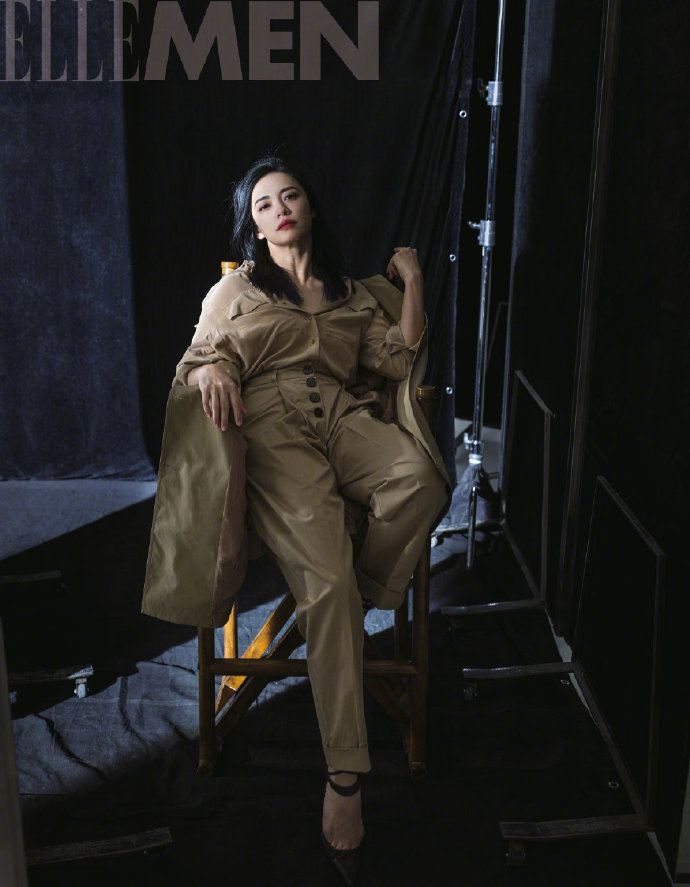 姚晨黑白色调增添整体质感写真