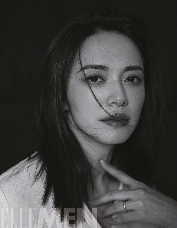 姚晨黑白色调增添整体质感写真