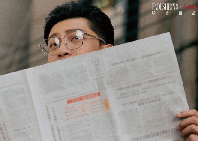 田雨身穿西装游走街头巷尾写真