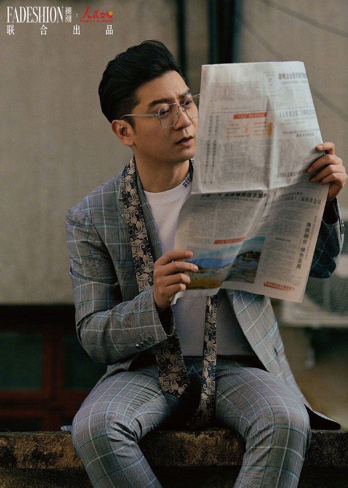 田雨身穿西装游走街头巷尾写真